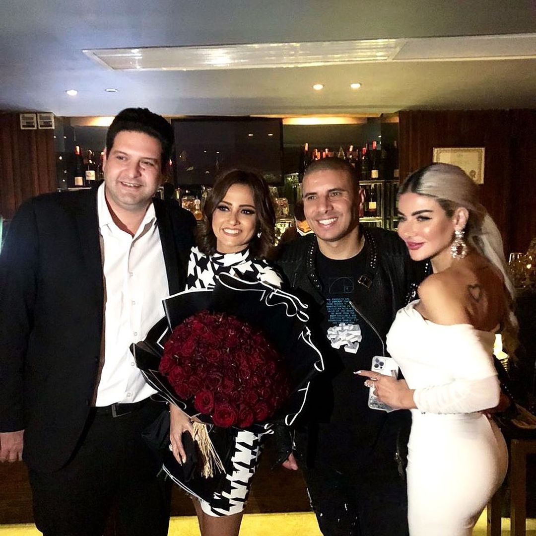 محمد زيدان يحتفل بعيد ميلاده مع زوجته وأصدقائه