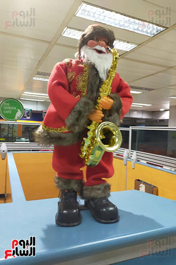 بابا نويل يزين المطار