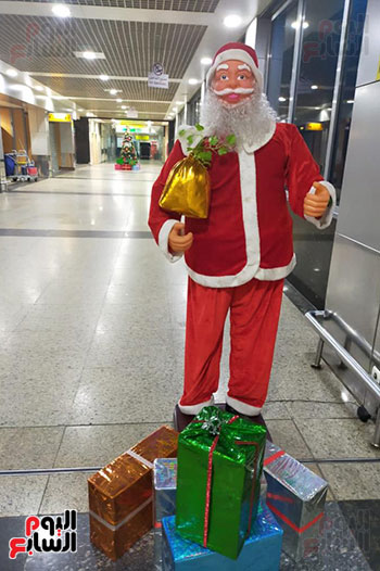 بابا نويل والهدايا تزين المطار
