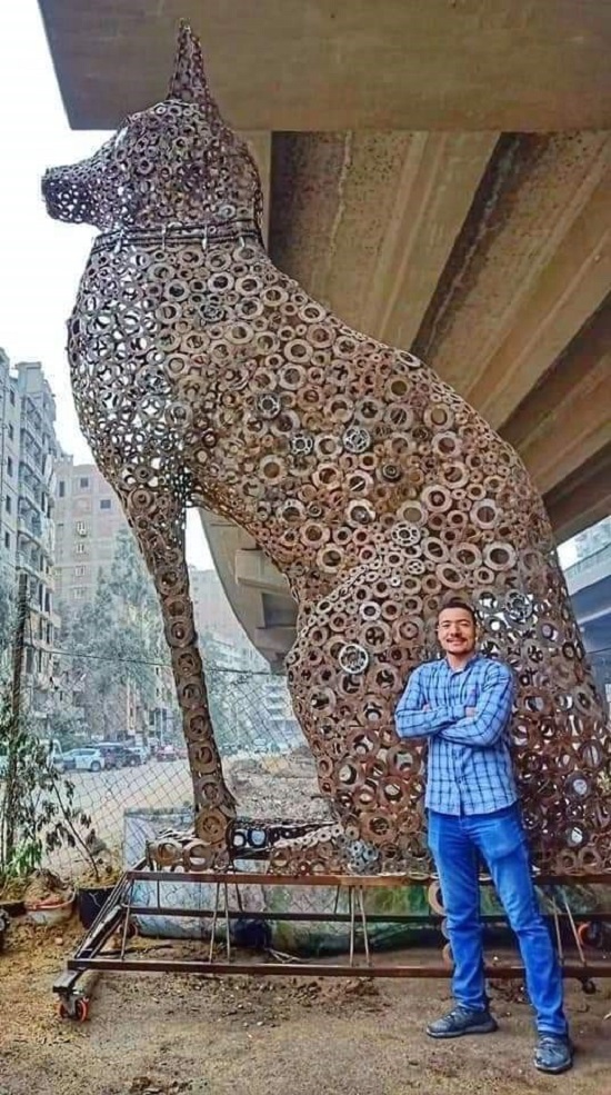 &quot;إبراهيم&quot; صنع أكبر تمثال من الخردة لقط فرعونى ويحلم بوضعه فى ميدان..صور