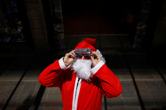 بابا نويل يشاهد الكسوف