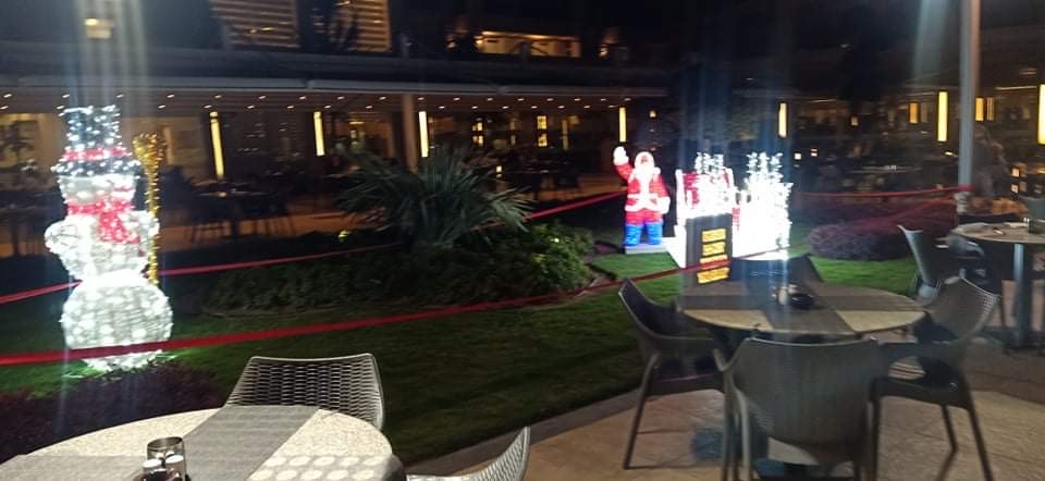 الإضاءة وأشجار أعياد الميلاد تزين فنادق البحر الأحمر لاستقبال اعياد الميلاد (1)
