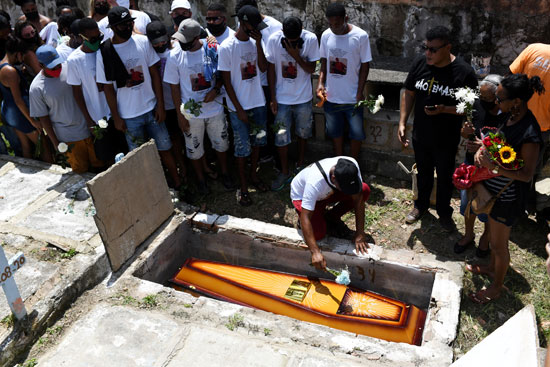 لحظة دفن الشاب البرازيلى