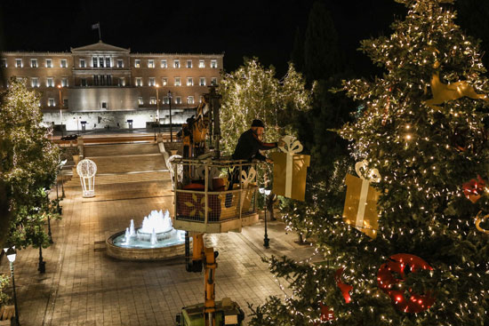 شجرة الكريسماس تهيمن على أحد الميادين الرئيسية بأثينا