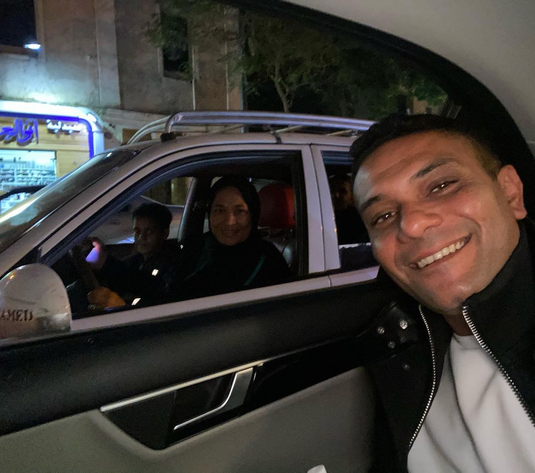 آسر ياسين مع سائقة التاكسى