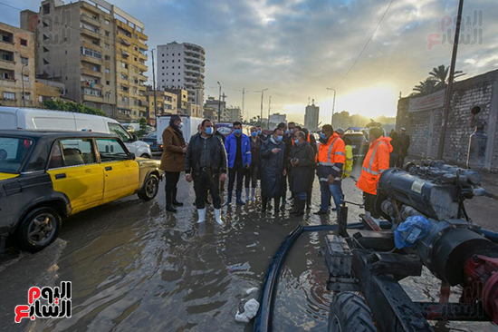 محافظ الإسكندرية يتابع تصريف مياه الأمطار فى عزبة الشامى (4)