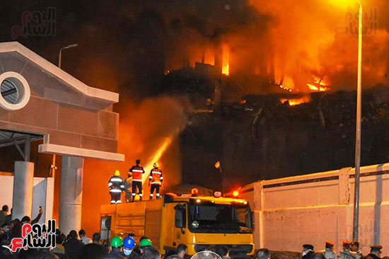 حريق مخزن بميناء الإسكندرية (7)