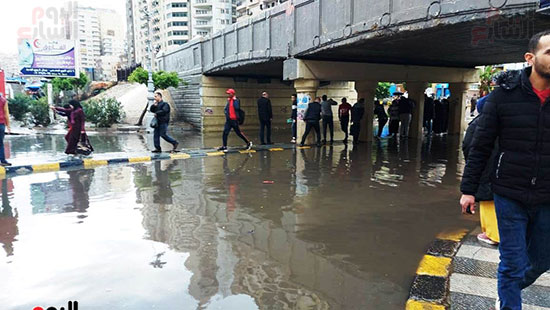 تكدس-السيارات-والمواطنين-أسفل-كوبرى-المندرة-بسبب-مياه-الأمطار-(9)