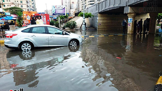 تكدس-السيارات-والمواطنين-أسفل-كوبرى-المندرة-بسبب-مياه-الأمطار-(1)