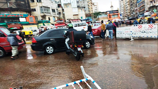 تكدس-السيارات-والمواطنين-أسفل-كوبرى-المندرة-بسبب-مياه-الأمطار-(7)