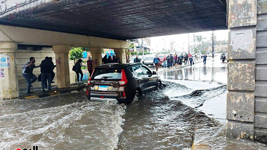 تكدس-السيارات-والمواطنين-أسفل-كوبرى-المندرة-بسبب-مياه-الأمطار-(3)
