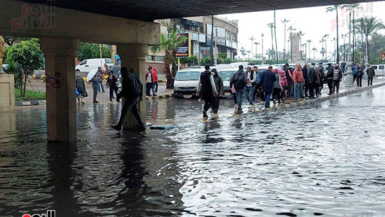 تكدس-السيارات-والمواطنين-أسفل-كوبرى-المندرة-بسبب-مياه-الأمطار-(4)