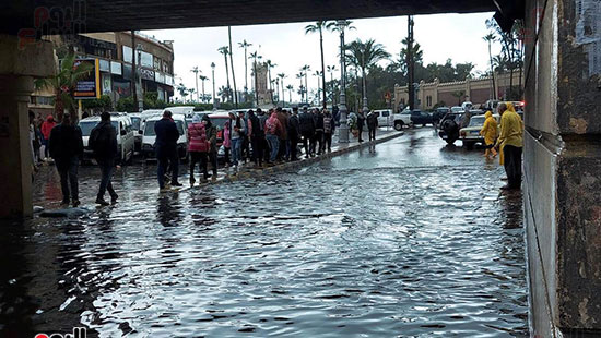 تكدس-السيارات-والمواطنين-أسفل-كوبرى-المندرة-بسبب-مياه-الأمطار-(5)