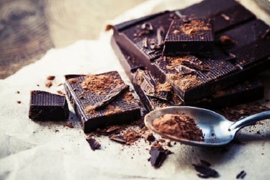 وصفات طبيعية من الشوكولاتة الداكنة للعناية بالبشرة