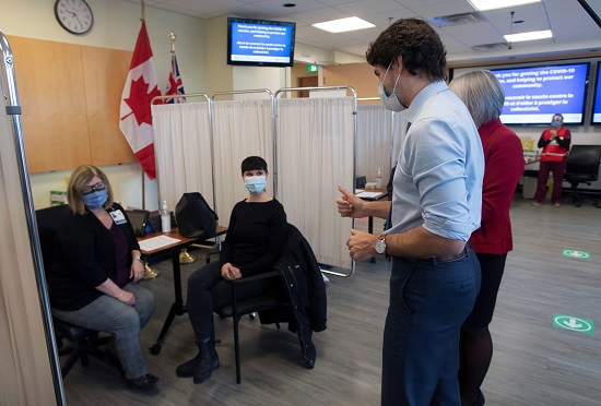 رئيس الوزراء الكندي يتفقد عمليات التطعيم