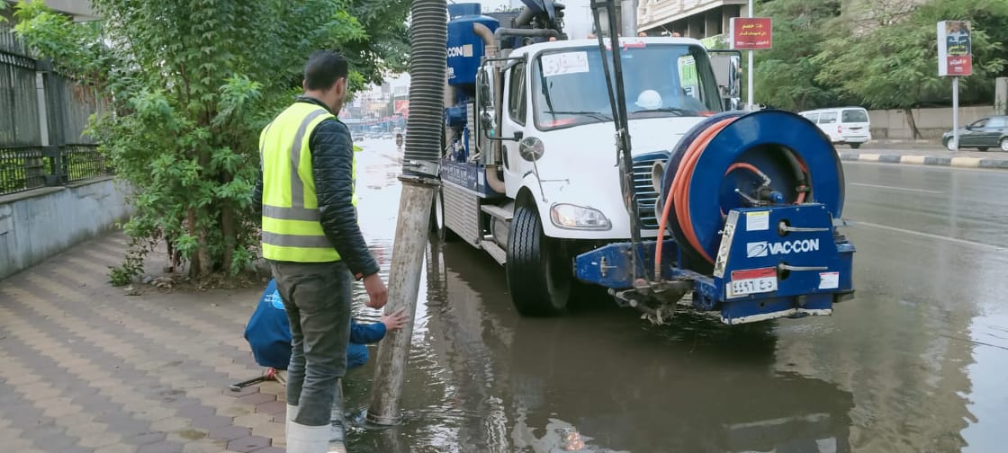 معدات شفط المياه تتعامل مع الامطار بشوارع الجيزة (8)