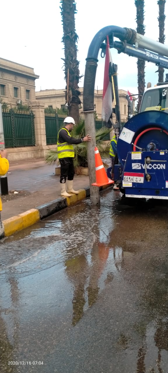 سيارت شفط المياه تتعامل مع الأمطار بشوارع القاهرة (2)