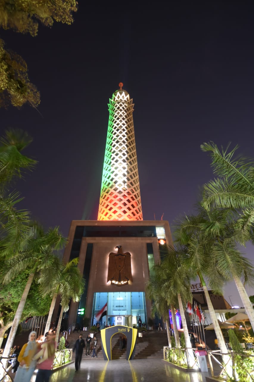 إضاءة برج القاهرة بألوان علم الإمارات (2)