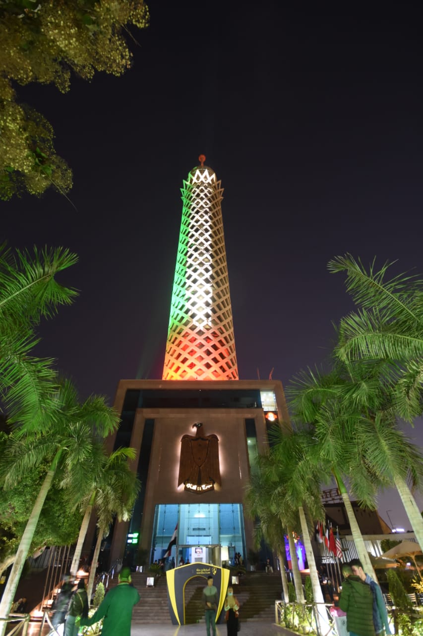 إضاءة برج القاهرة بألوان علم الإمارات (1)