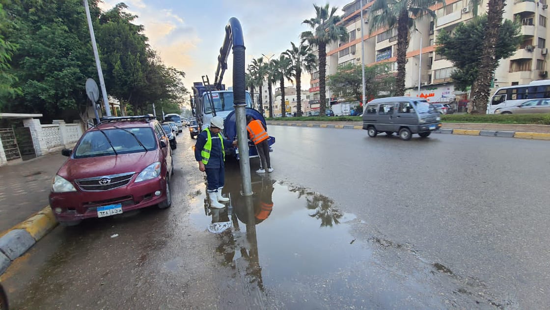 معدات شفط المياه تتعامل مع الامطار بشوارع الجيزة (5)