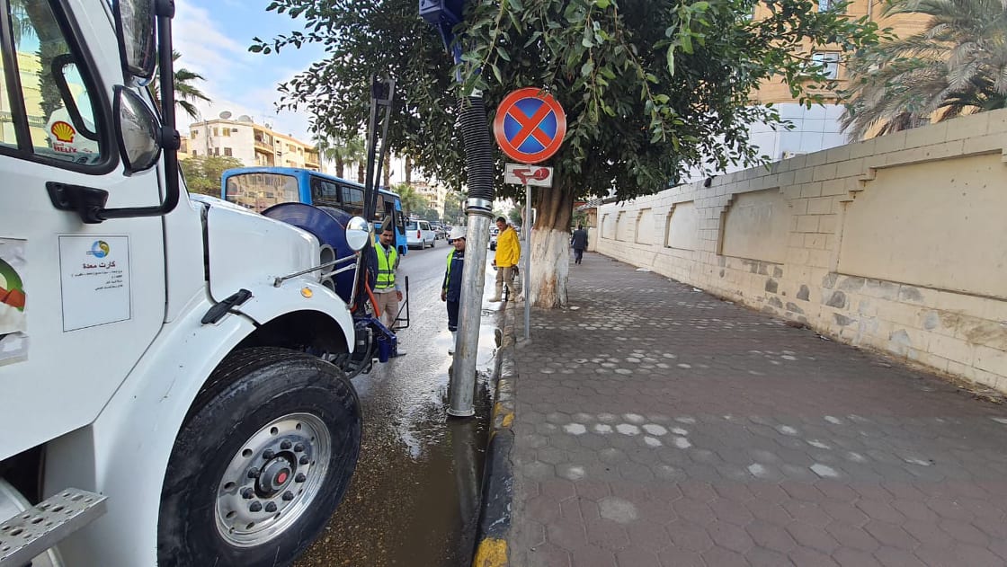 معدات شفط المياه تتعامل مع الامطار بشوارع الجيزة (9)