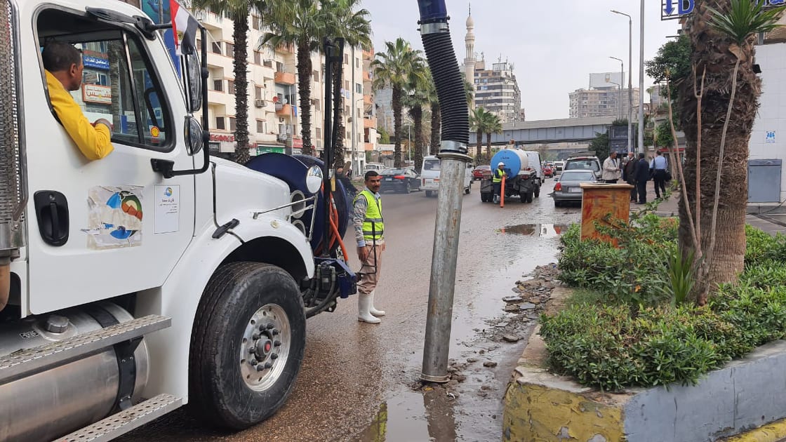 معدات شفط المياه تتعامل مع الامطار بشوارع الجيزة (7)