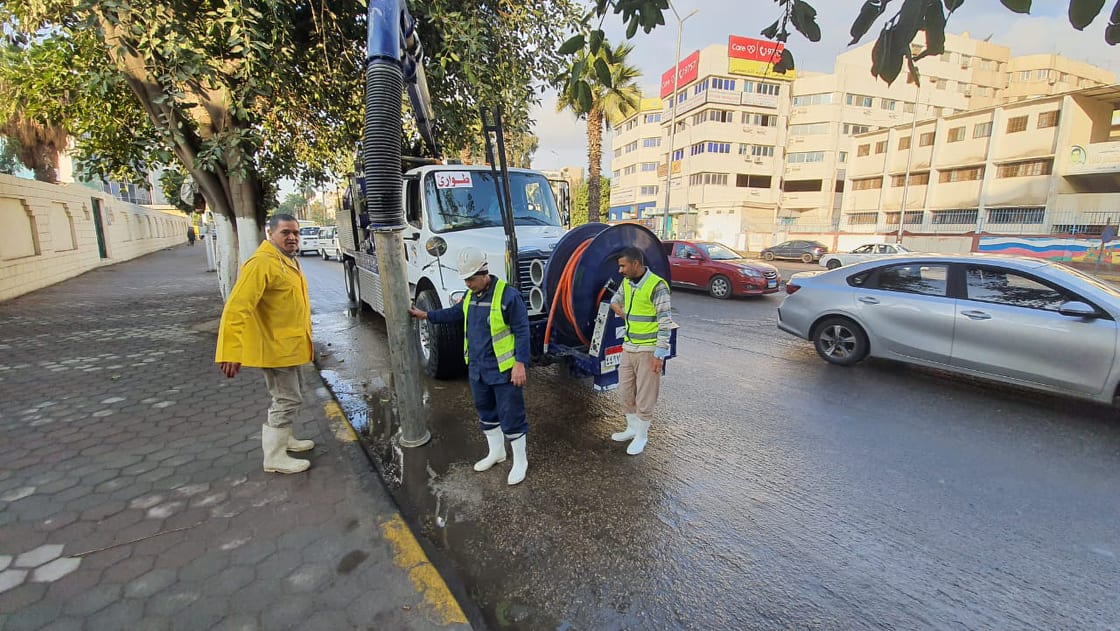 معدات شفط المياه تتعامل مع الامطار بشوارع الجيزة (2)