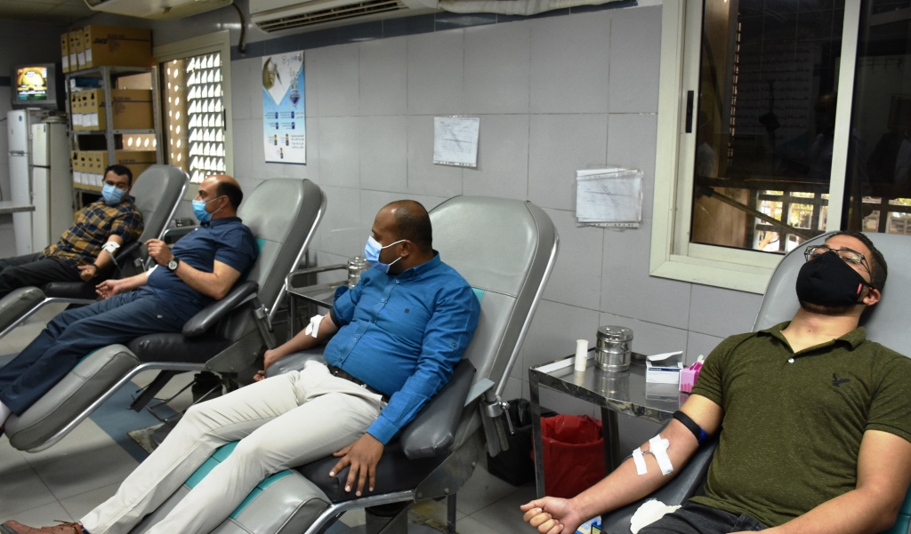محافظ أسوان والقيادات التنفيذية يتبرعون بالدم