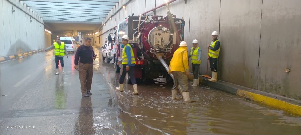 سيارت شفط المياه تتعامل مع الأمطار بشوارع القاهرة (1)
