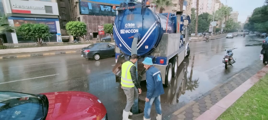 معدات شفط المياه تتعامل مع الامطار بشوارع الجيزة (6)