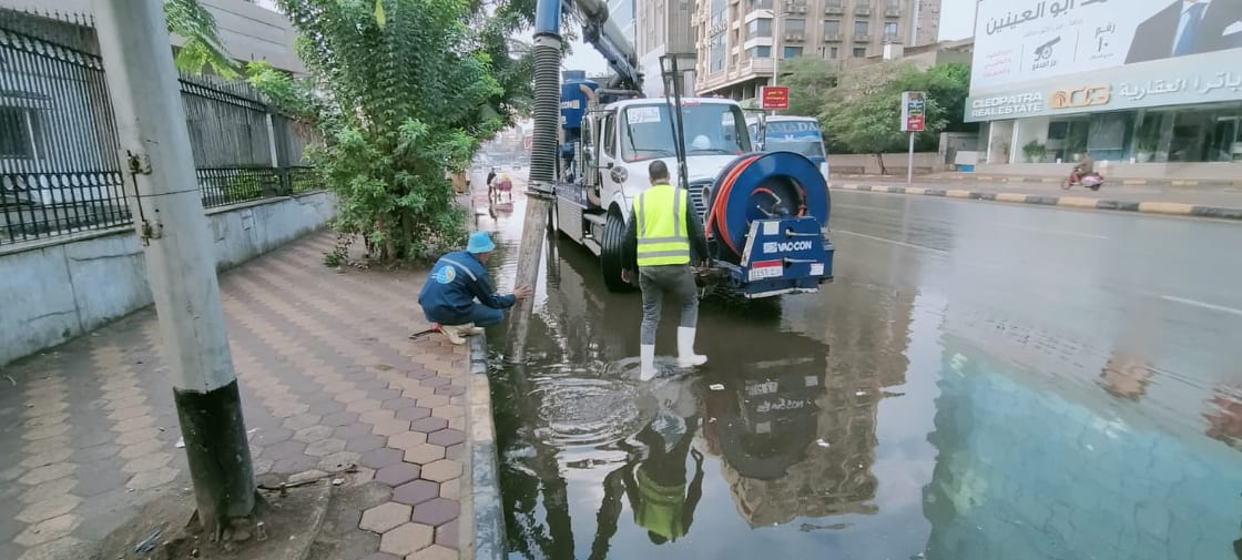 معدات شفط المياه تتعامل مع الامطار بشوارع الجيزة (1)