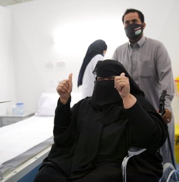 اول سيدة سعودية تخضع للقاح كورونا