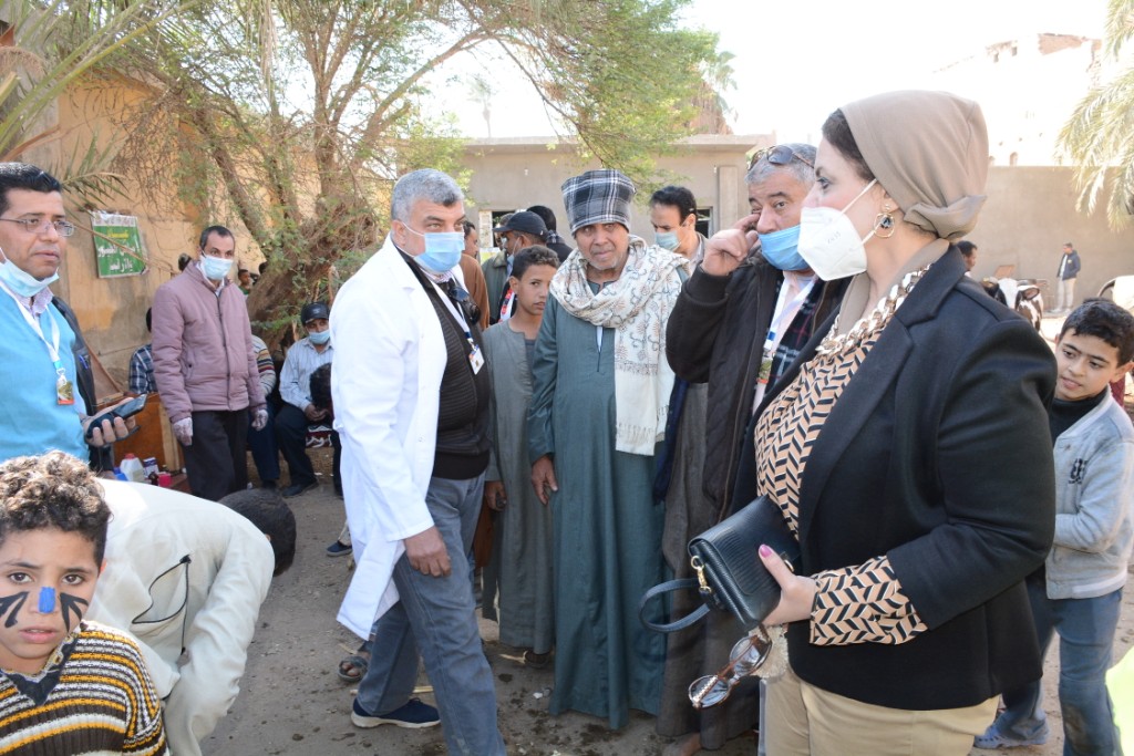 الكشف على المواطنين بالقافلة الطبية الشاملة قرية الأقادمة بأبوتيج (4)