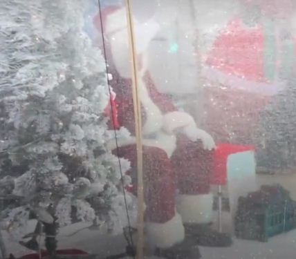 بابا نويل داخل خيام شفافة