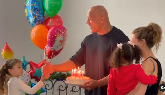 ذا روك يحتفل بعيد ميلاد ابنته