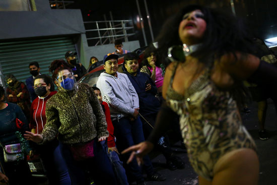 المكسيكيون يتجاهلون كورونا بالرقص احتفالا بالكريسماس