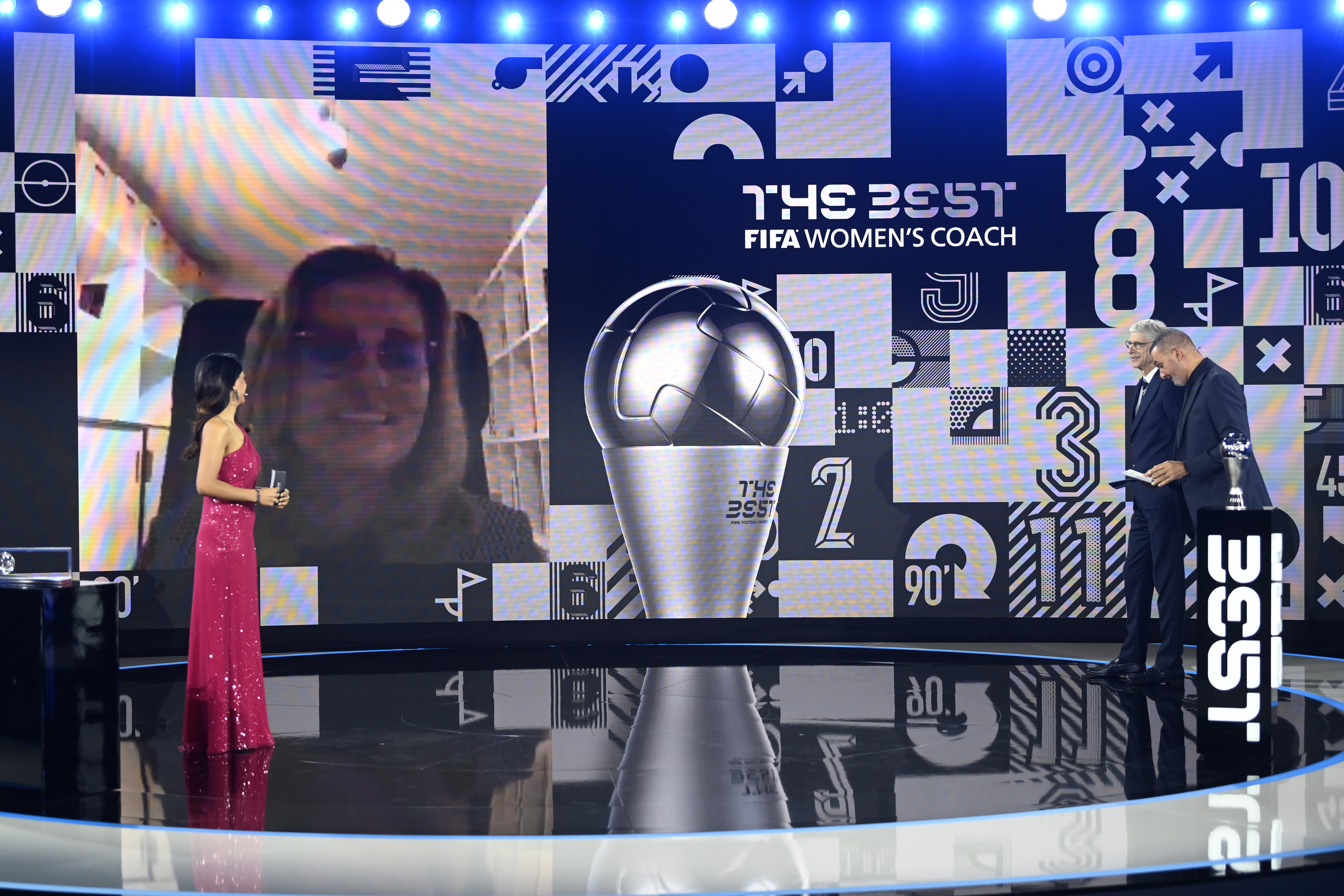 الهولندية سارينا ويجمان أفضل مدرب للسيدات