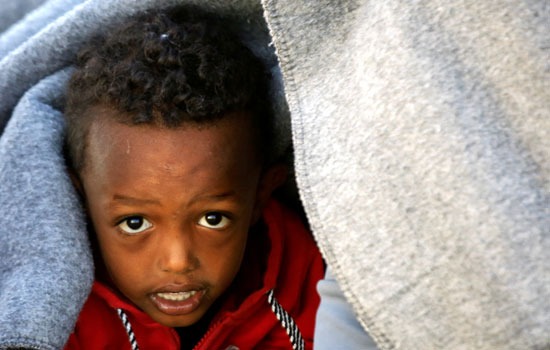 طفل إثيوبى بين الفارين من نار تيجراى