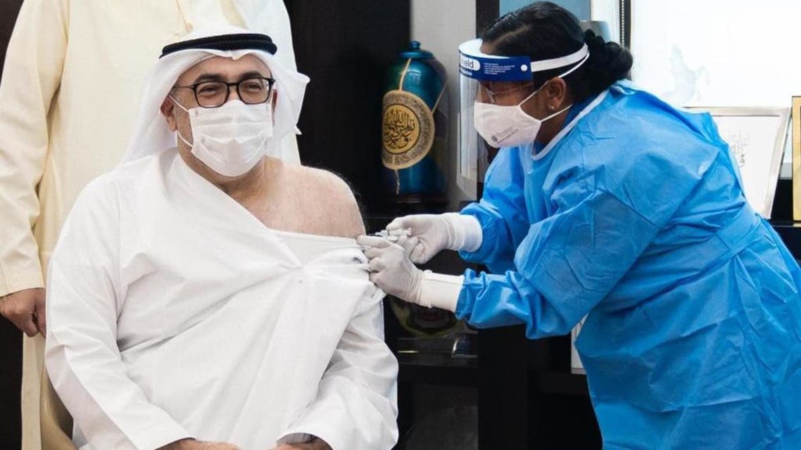 وزير الصحة الإماراتي يتلقى أول جرعة من لقاح كورونا