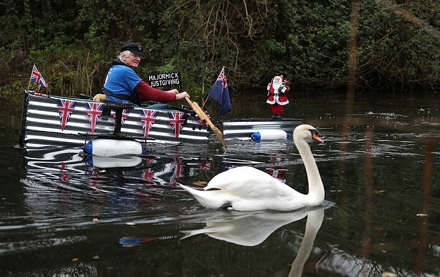 عجوز بريطاني يبحر بقارب مصنوع في المنزل لجمع تبرعات لمستشفى (1)