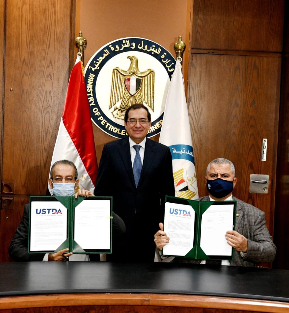المهندس وزير البترول والثروة المعدنية خلال توقيع الاتفاقية