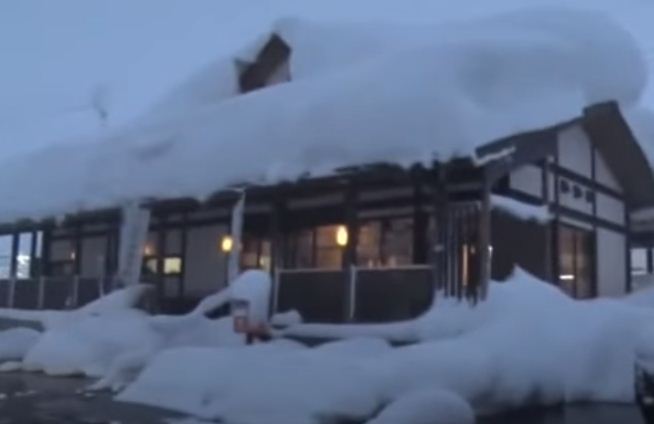 الثلوج تغطى المنازل ف اليابان