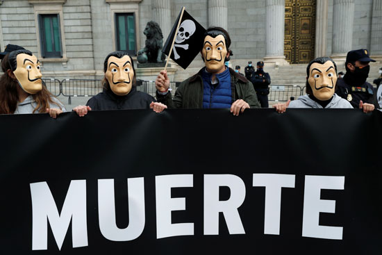 وقفة بمحيط البرلمان الإسبانى للمطالبة بتقنين القتل الرحيم (6)