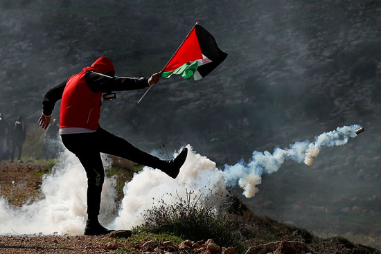 علم فلسطين وسط الغاز
