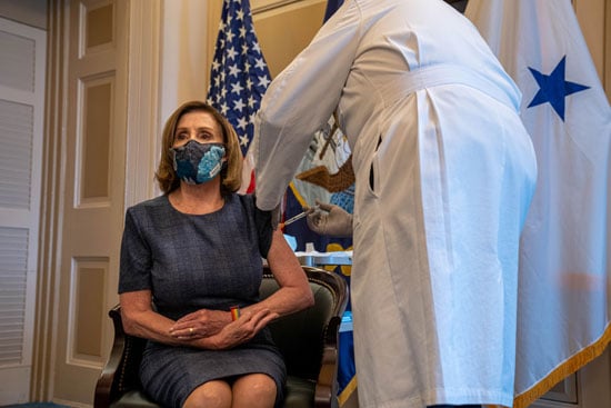 رئيسة مجلس النواب الأمريكي نانسي بيلوسي تتلقى تطعيم لقاح كورونا
