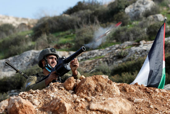 جندي إسرائيلي يطلق القنابل