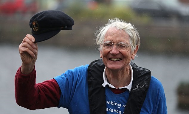 عجوز بريطاني يبحر بقارب مصنوع في المنزل لجمع تبرعات لمستشفى (2)