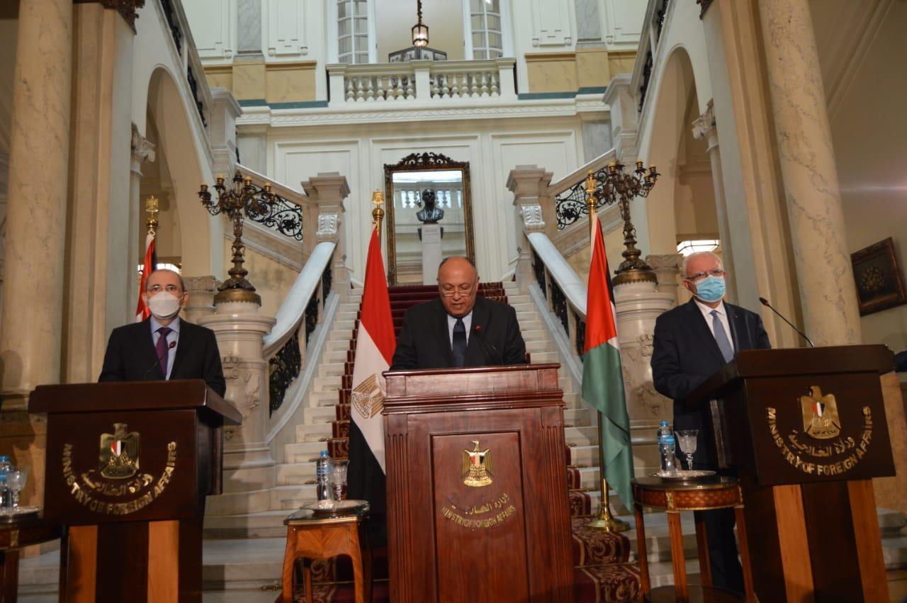 وزير الخارجية يتوسط نظيره الأردني والفلسطيني