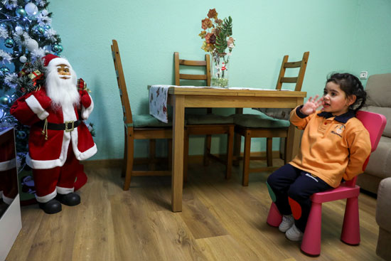 فيروس كورونا يجبر بابا نويل للاحتفال بالكريسماس عن بُعد (1)