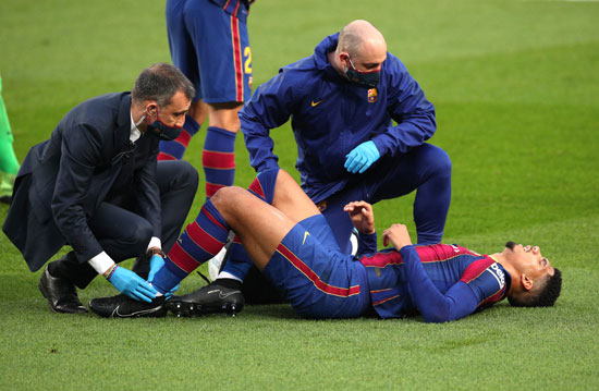 أراوخو-لاعب-برشلونة-يتلقى-العلاج